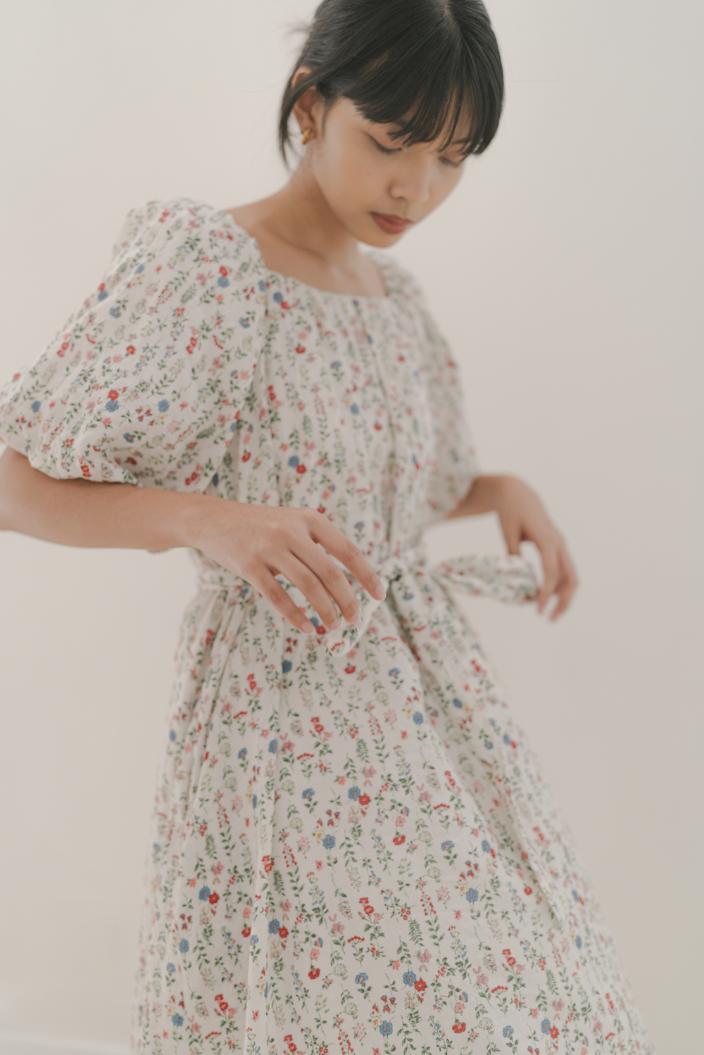 Hinay Puff Sleeve Dress in White Floral
